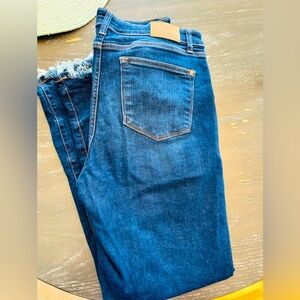 Super flattering and really nice pair of Judy Blues straight leg  jeans!